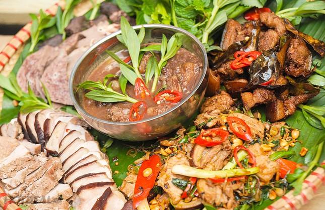 Ghé Lai Châu đừng bỏ qua món lam nhọ, gói thịt treo gác bếp mang về