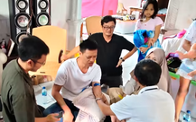 Cựu thủ môn Indonesia Kurnia Meiga bán kỷ vật lấy tiền chữa bệnh