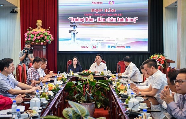 Biểu diễn ánh sáng bằng thiết bị không người lái trong chương trình Truông Bồn