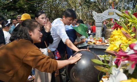 Hàng nghìn người chen chân đi quanh huyệt đạo trời đất để cầu may