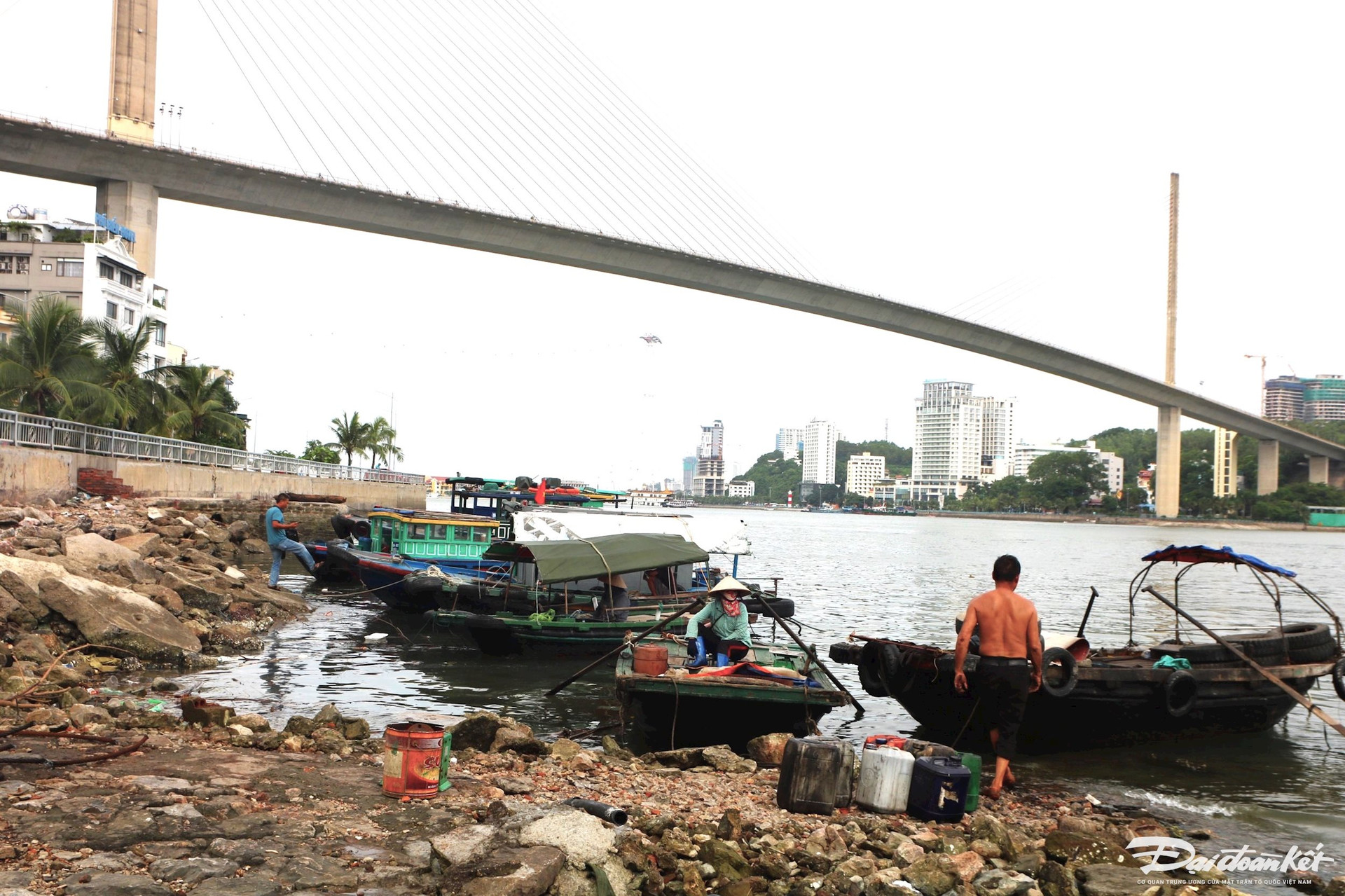 Quảng Ninh: Bến bãi tự phát lén lút hoạt động bên bờ vịnh