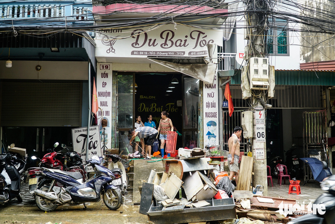 Sau lũ, người dân Thái Nguyên nói 'chưa bao giờ bùn ngập nhiều đến vậy'