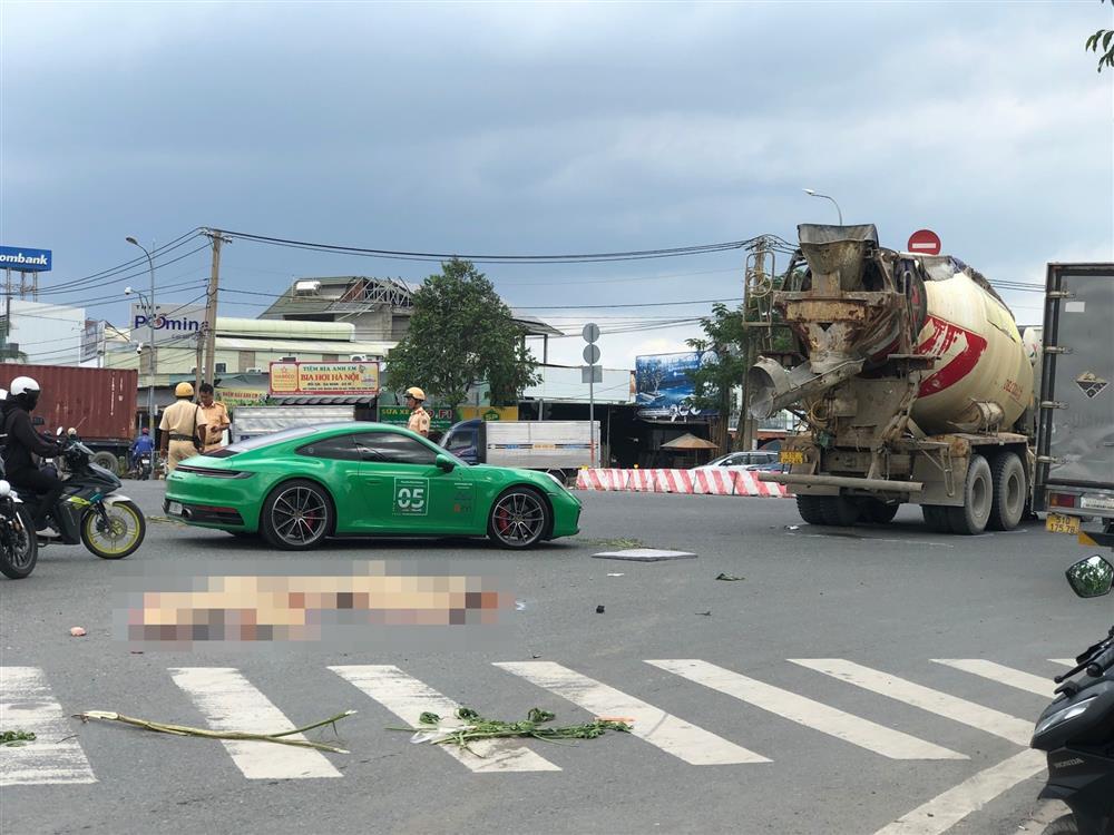 Va chạm với xe trộn bê tông ở vòng xoay cửa ngõ TPHCM, 2 cô gái tử vong